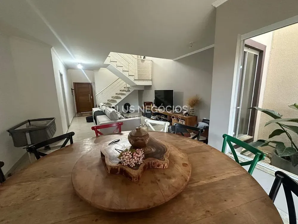 Casa, 3 quartos, 244 m² - Foto 1