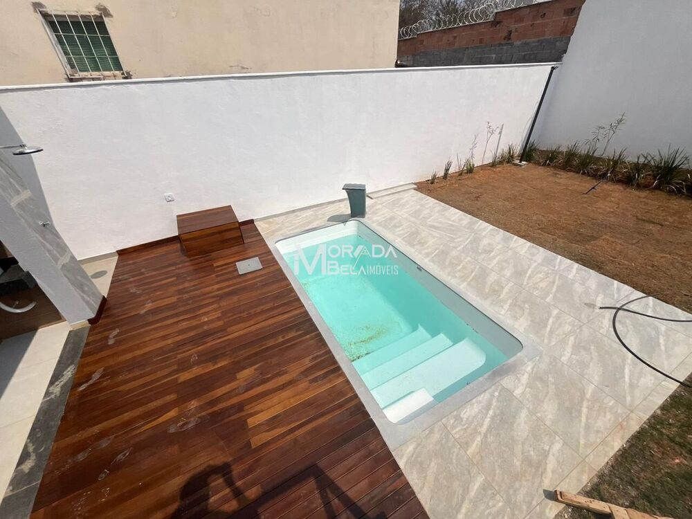 Casa à venda com 3 quartos, 130m² - Foto 1