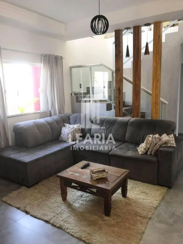 Casa, 3 quartos, 221 m² - Foto 1