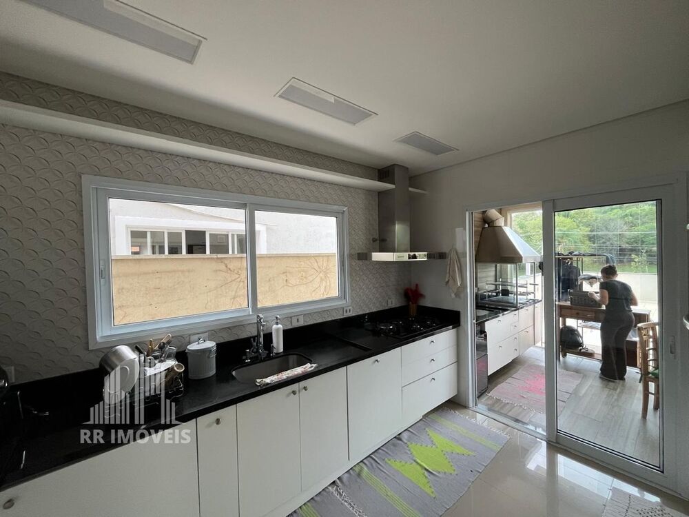 Casa para alugar com 4 quartos, 250m² - Foto 1