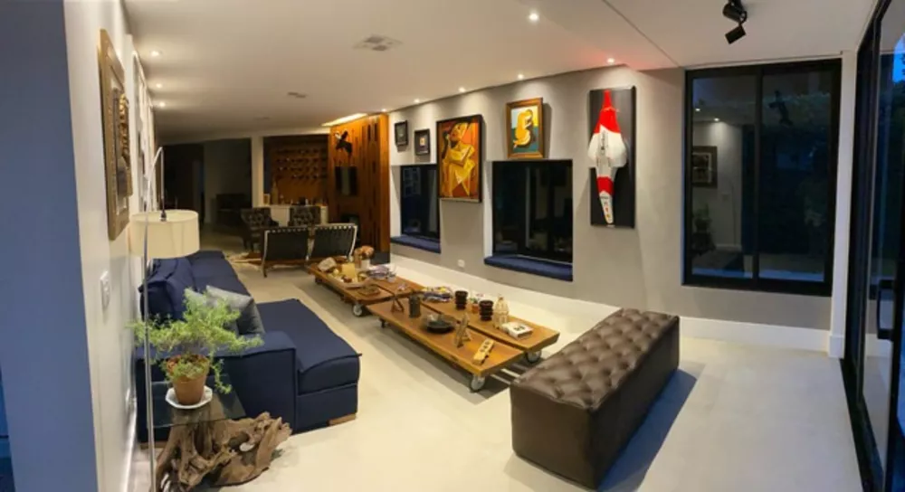 Casa à venda com 4 quartos, 243m² - Foto 1