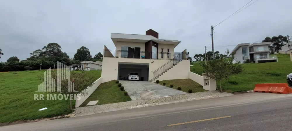 Casa à venda com 3 quartos, 214m² - Foto 1