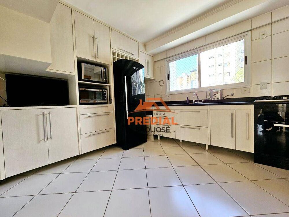 Apartamento à venda com 3 quartos, 150m² - Foto 3