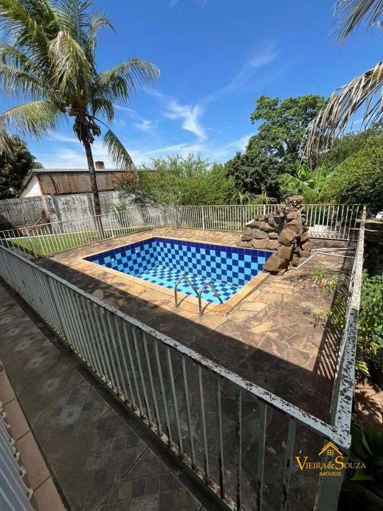 Chácara, 3 quartos, 1305 m² - Foto 1