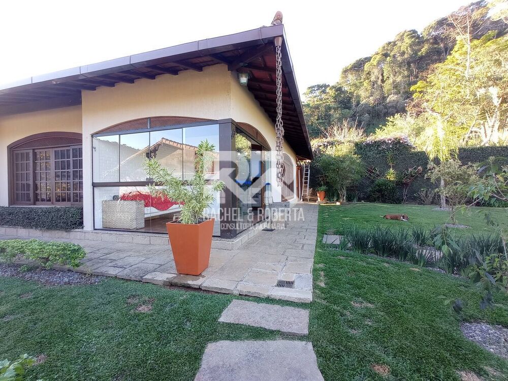Casa à venda com 4 quartos, 215m² - Foto 1