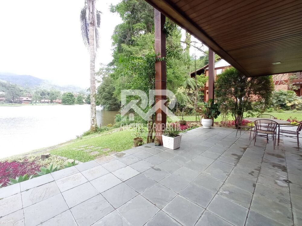 Casa à venda com 4 quartos, 330m² - Foto 1