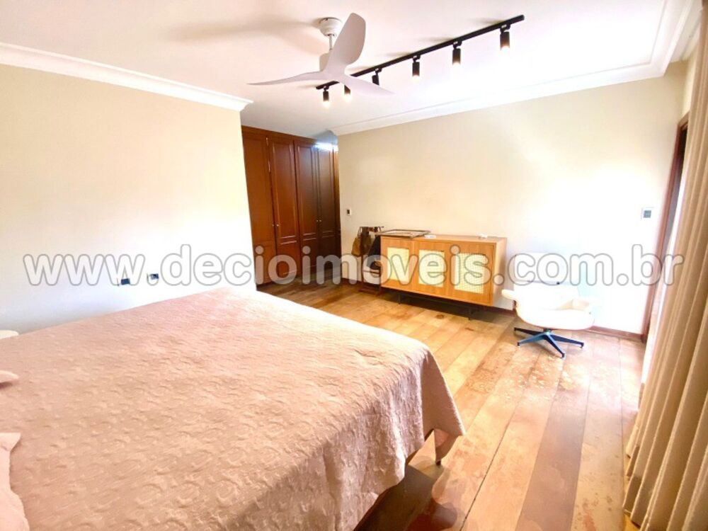 Casa à venda com 7 quartos, 1000m² - Foto 1