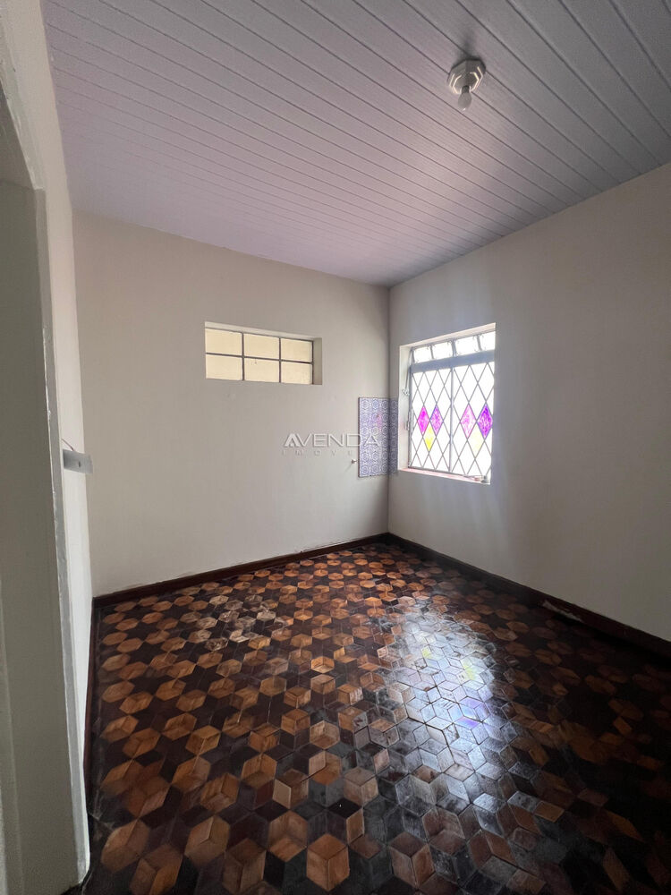 Casa para alugar com 6 quartos, 240m² - Foto 4