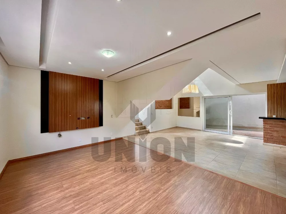 Casa à venda com 3 quartos, 248m² - Foto 3