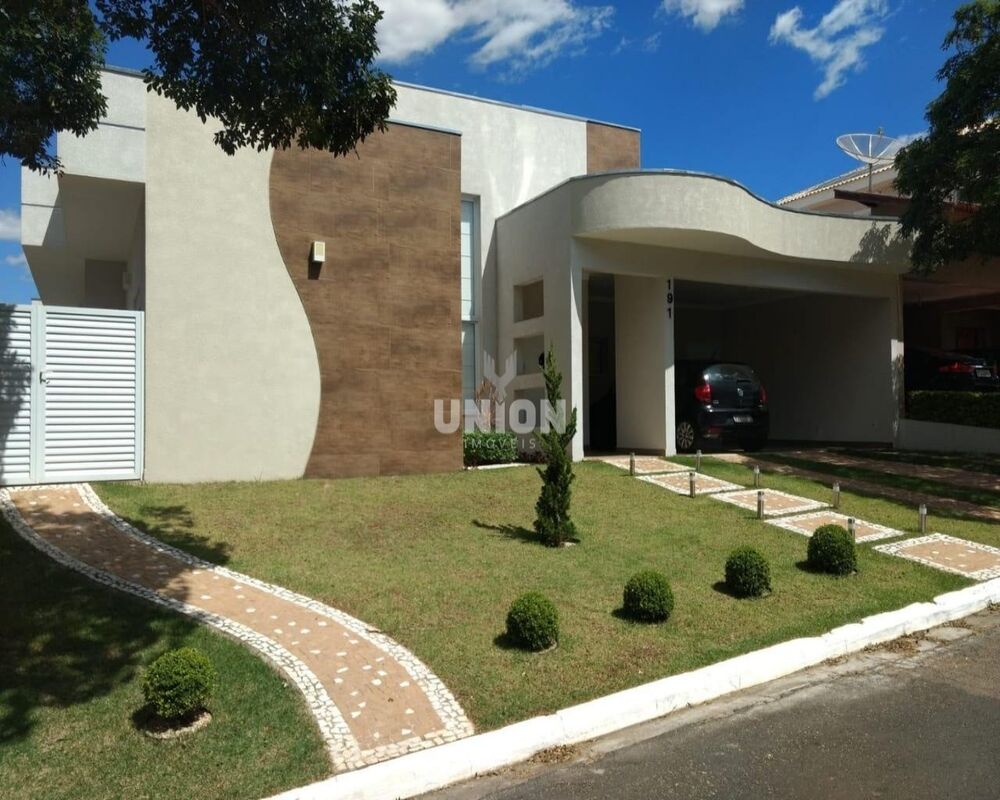 Casa à venda com 3 quartos, 250m² - Foto 1