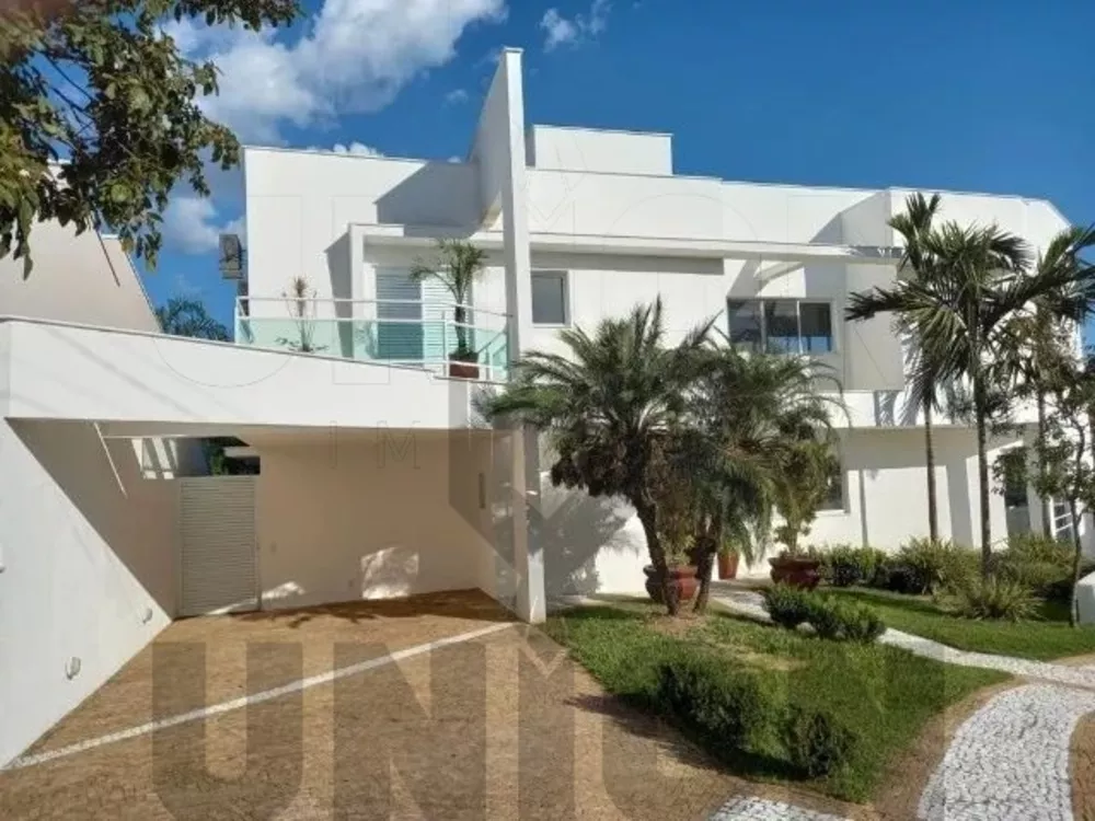 Casa à venda com 3 quartos, 227m² - Foto 1