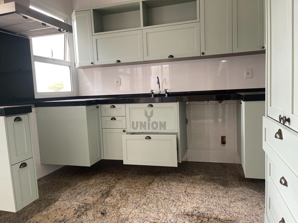 Casa para alugar com 3 quartos, 400m² - Foto 2