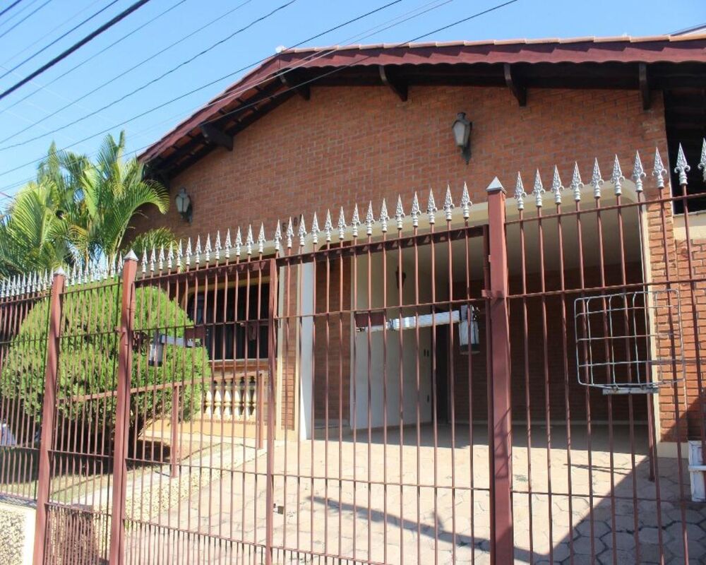 Casa à venda com 3 quartos, 212m² - Foto 1