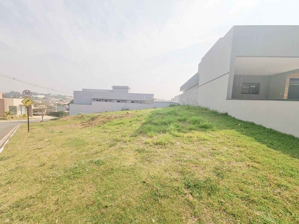 Terreno à venda com 3 quartos, 300m² - Foto 1