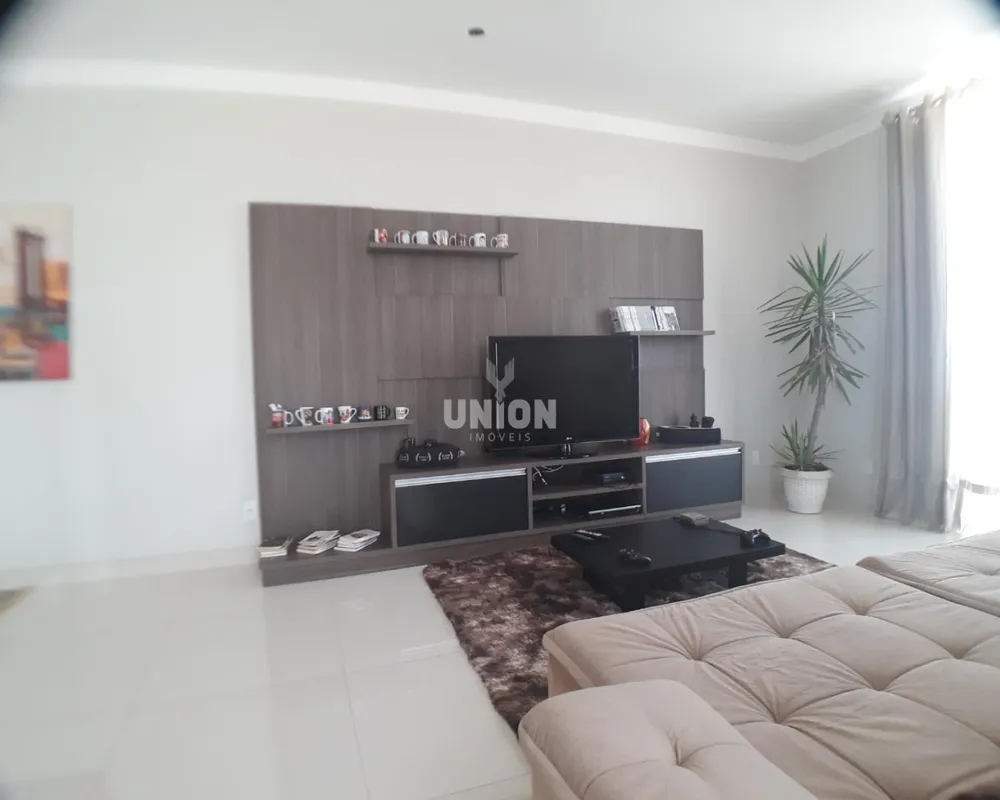 Casa, 4 quartos, 330 m² - Foto 1