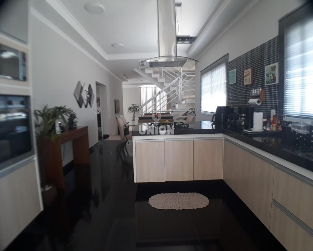 Casa à venda com 4 quartos, 330m² - Foto 4