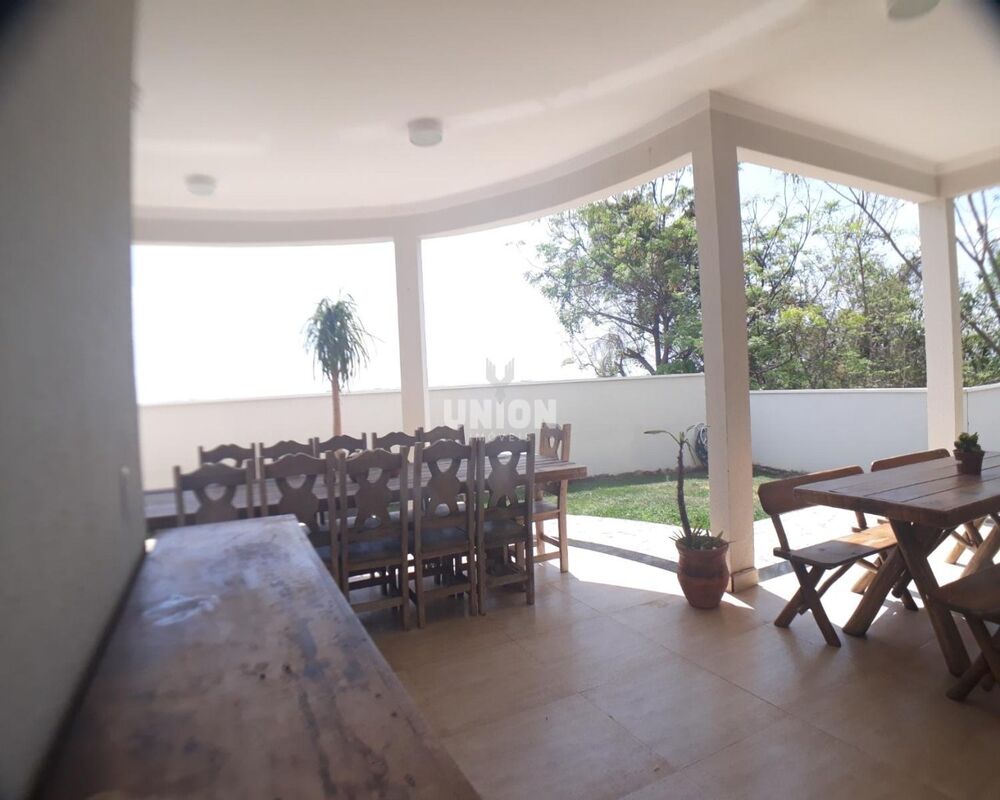 Casa à venda com 4 quartos, 330m² - Foto 2