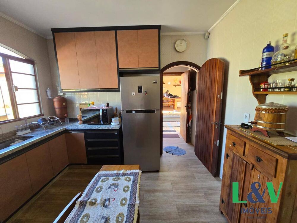 Casa à venda com 4 quartos, 290m² - Foto 1