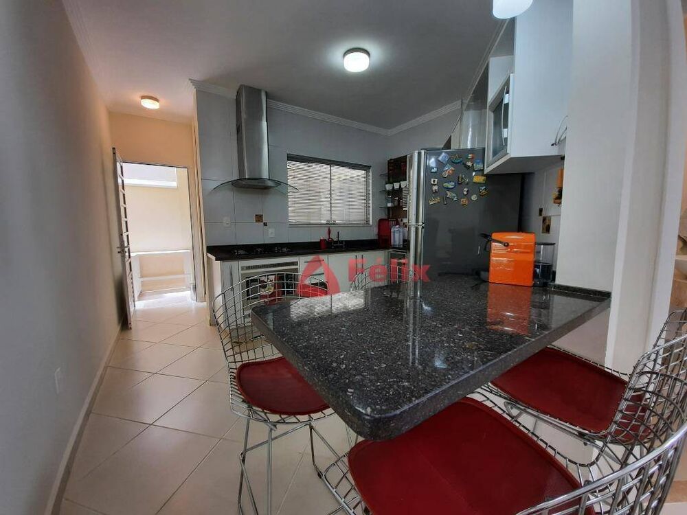 Casa de Condomínio à venda com 3 quartos, 237m² - Foto 2