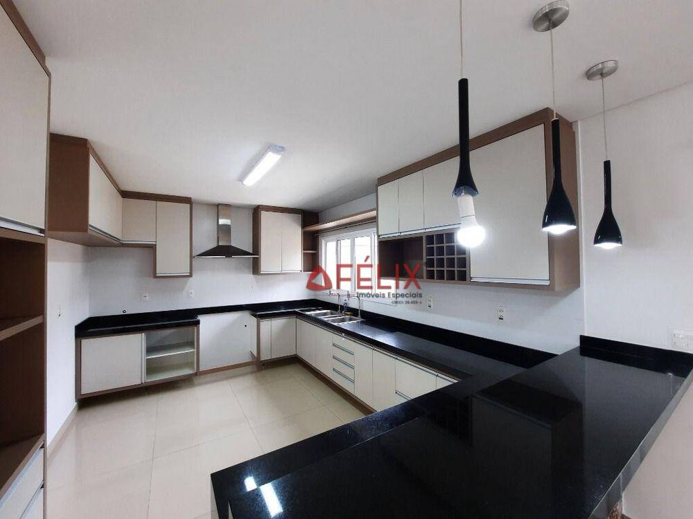 Sobrado, 4 quartos, 223 m² - Foto 1