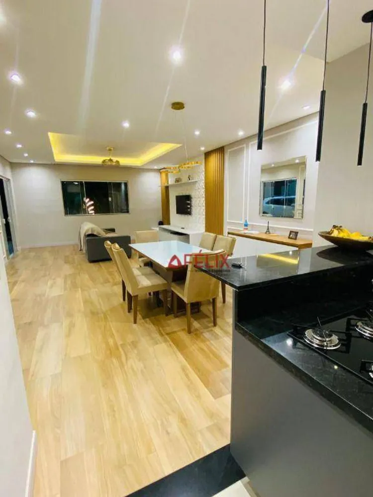 Casa, 4 quartos, 230 m² - Foto 1