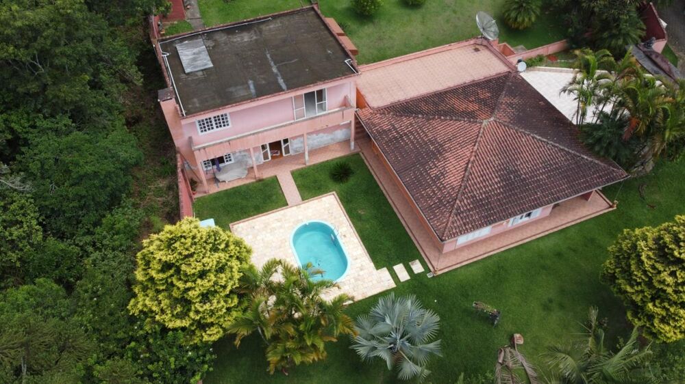 Casa à venda com 5 quartos, 2240m² - Foto 1