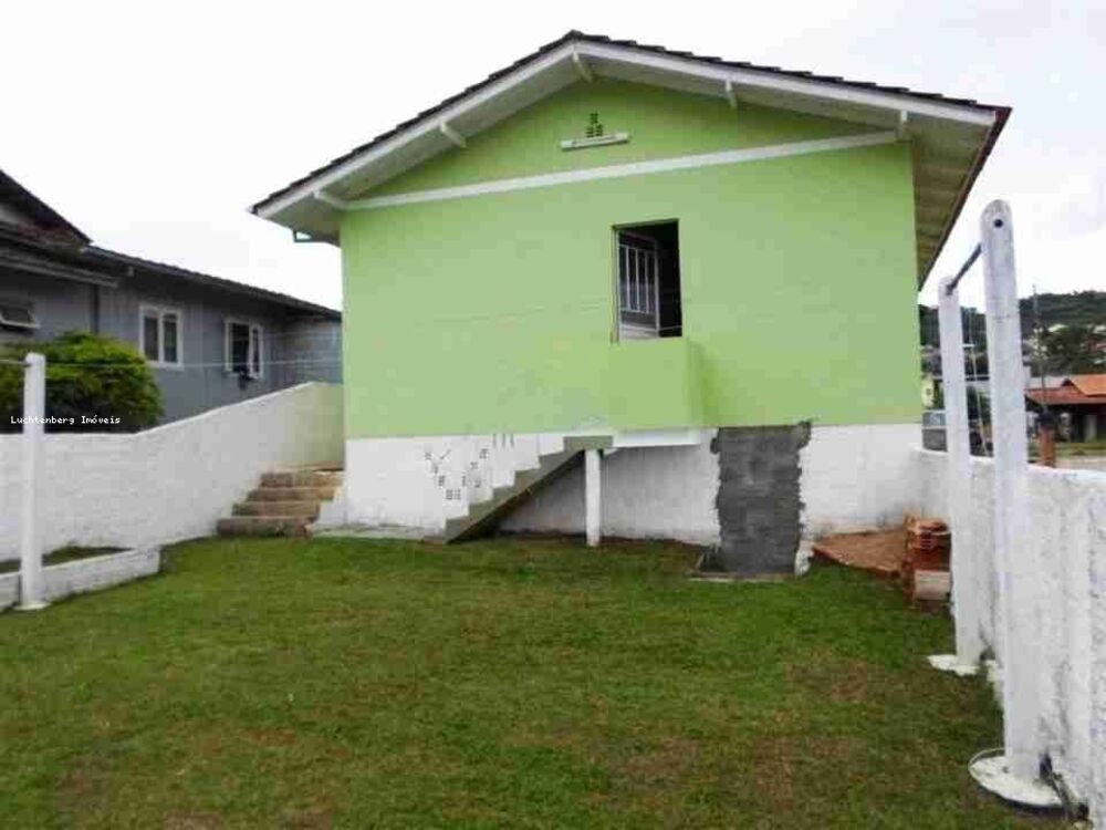 Casa à venda com 3 quartos, 70m² - Foto 2