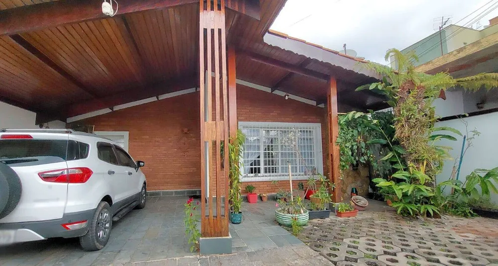 Casa, 3 quartos, 202 m² - Foto 1