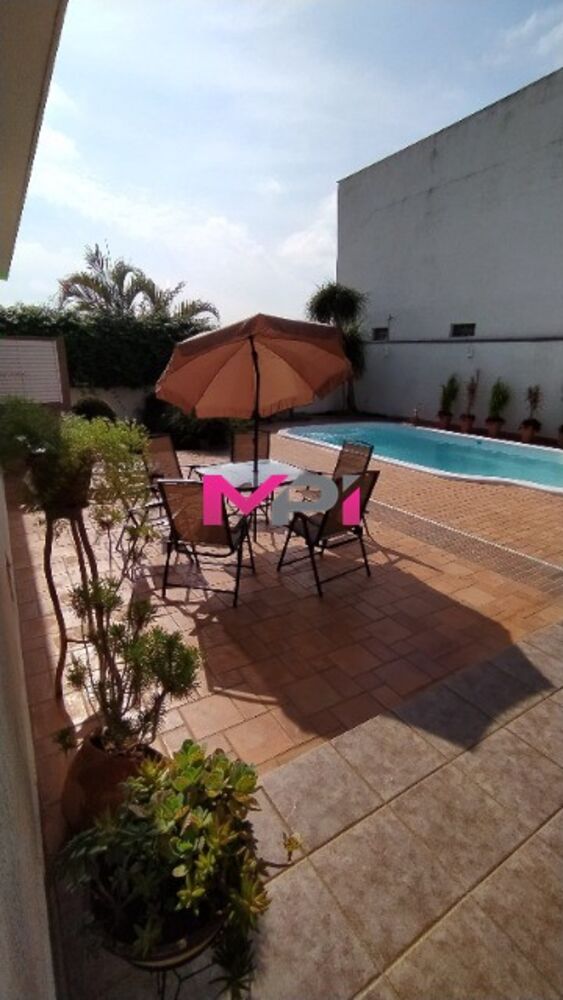 Casa à venda com 4 quartos, 250m² - Foto 1