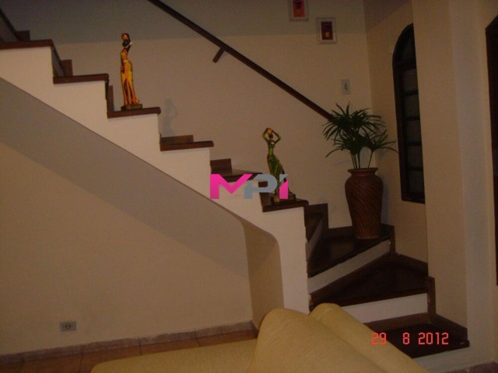 Sobrado à venda com 3 quartos, 207m² - Foto 1