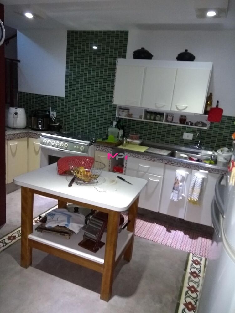 Casa, 5 quartos, 230 m² - Foto 1