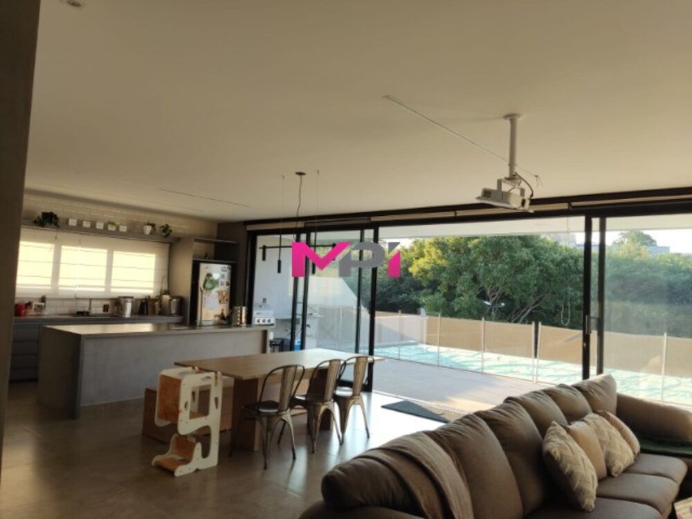 Casa de Condomínio à venda com 4 quartos, 310m² - Foto 2