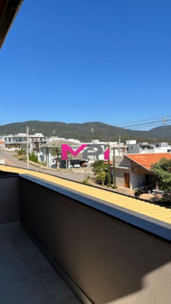 Casa de Condomínio à venda com 3 quartos, 240m² - Foto 1