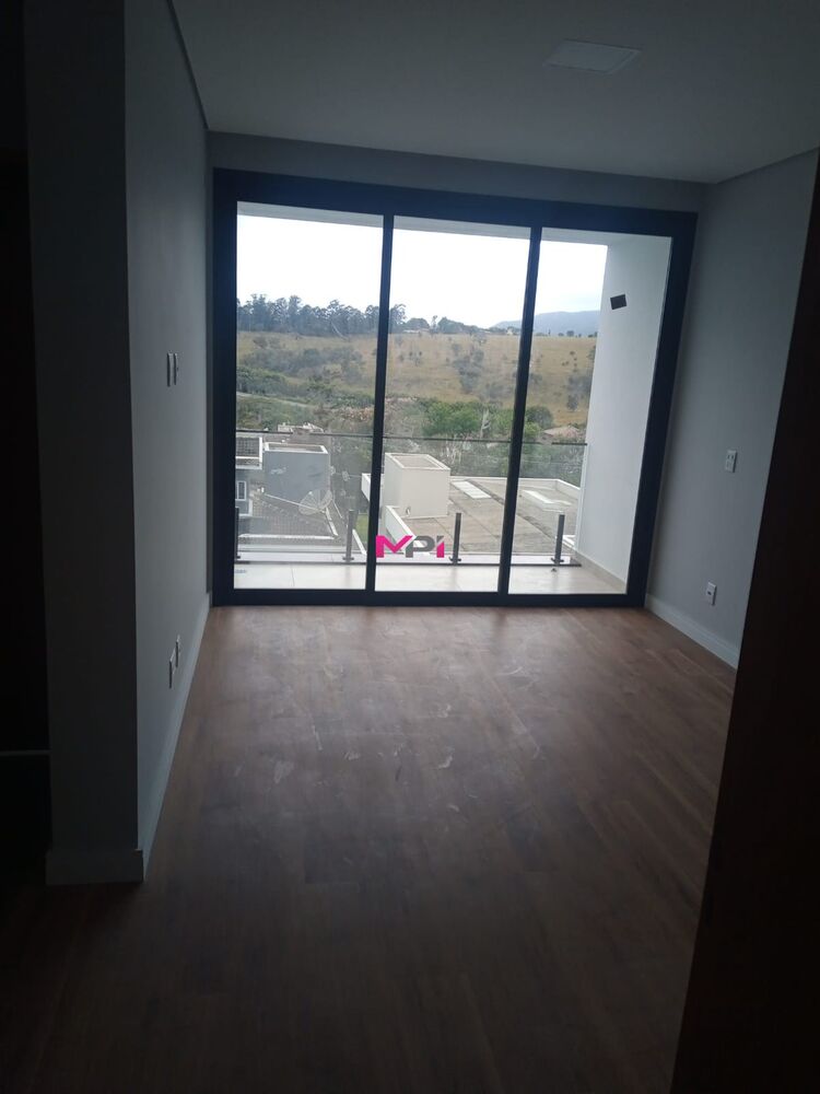 Sobrado à venda com 4 quartos, 500m² - Foto 1