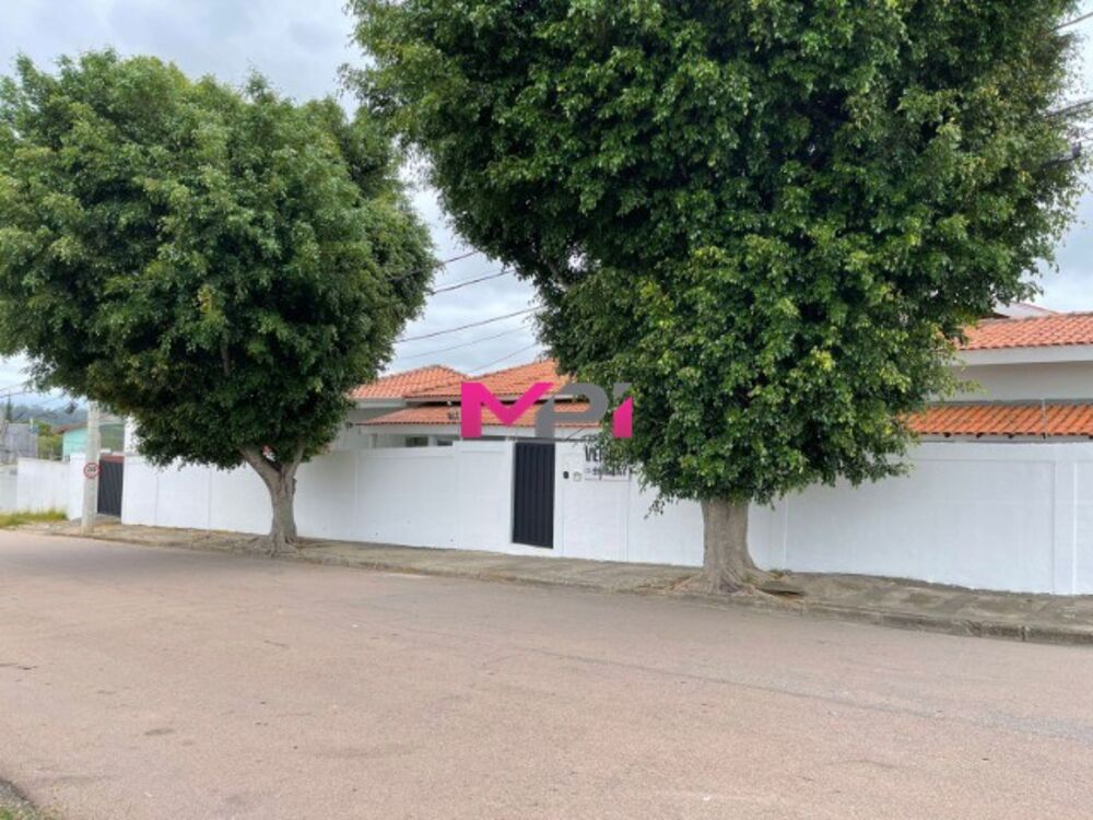 Casa à venda com 4 quartos, 240m² - Foto 1