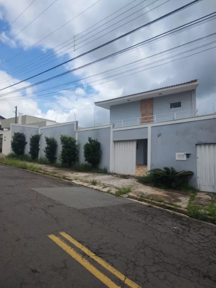 Sobrado à venda com 3 quartos, 240m² - Foto 1