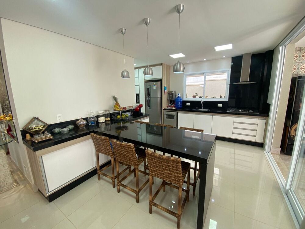 Casa à venda com 3 quartos, 251m² - Foto 1