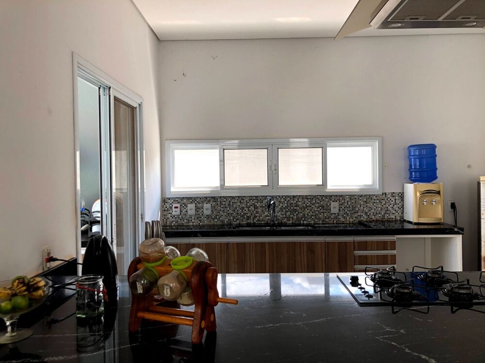 Casa de Condomínio à venda com 3 quartos, 230m² - Foto 1