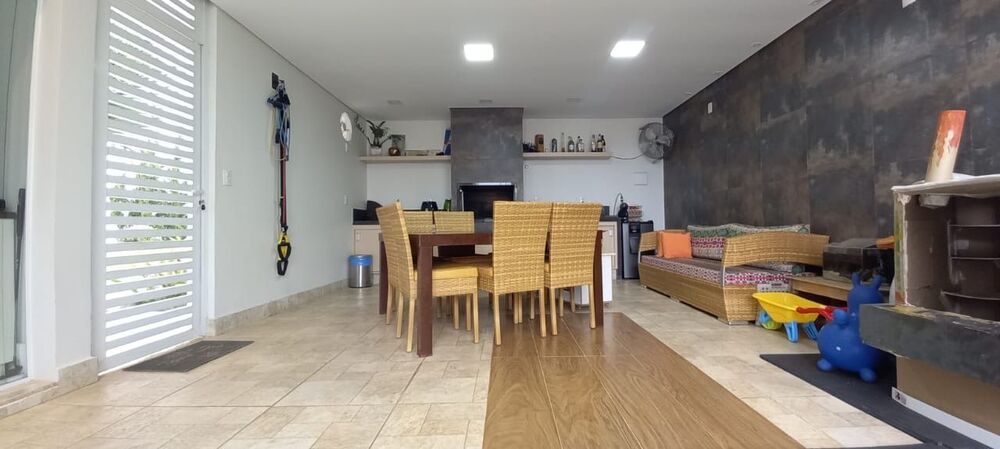 Casa de Condomínio à venda com 3 quartos, 250m² - Foto 1