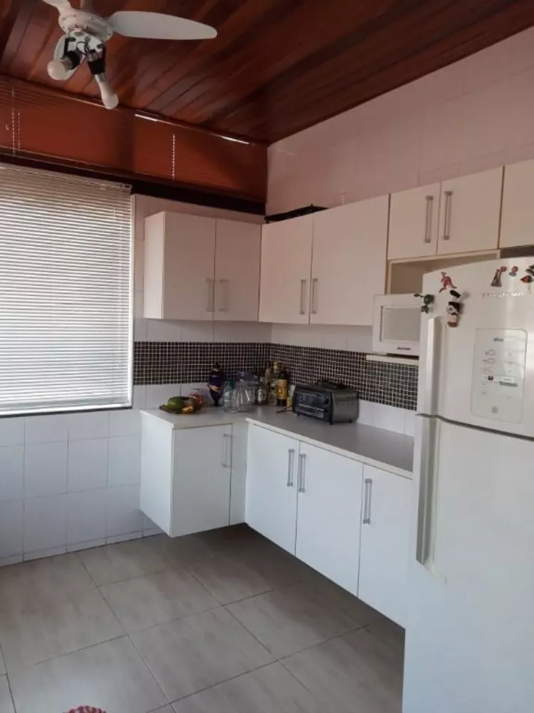 Casa à venda com 3 quartos, 286m² - Foto 2