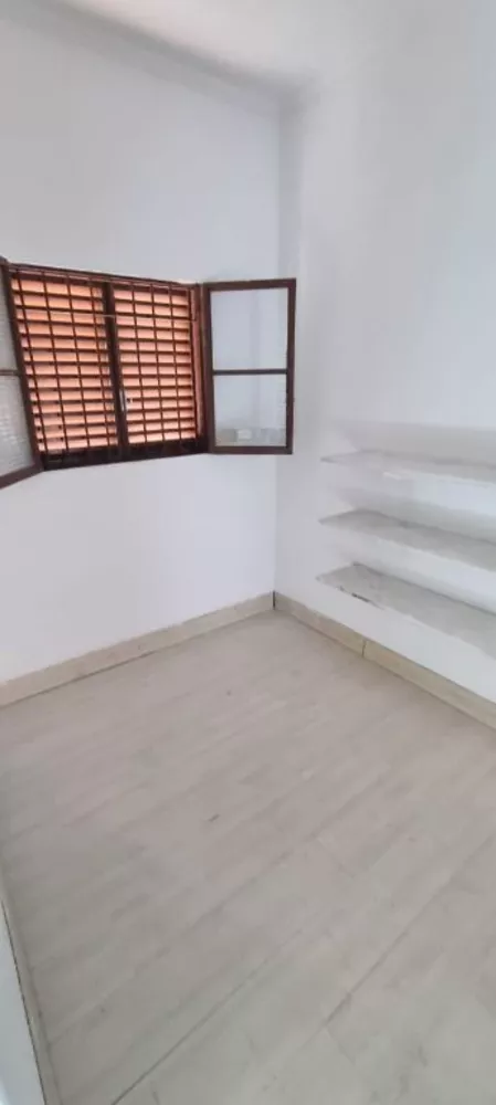 Casa para alugar com 4 quartos, 250m² - Foto 1