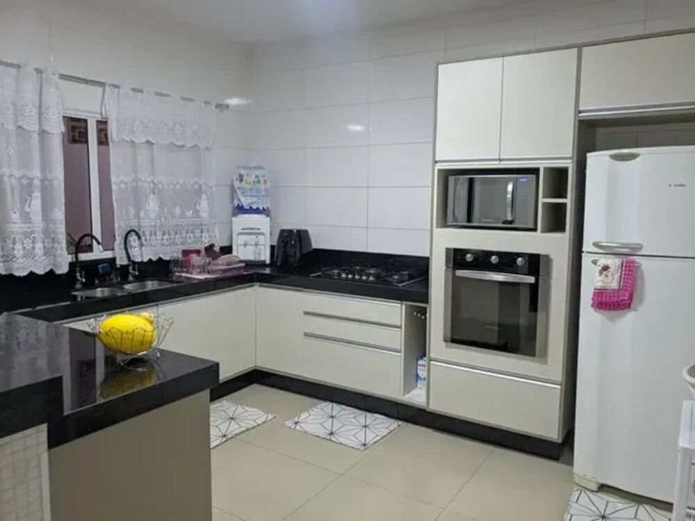 Casa, 3 quartos, 210 m² - Foto 1