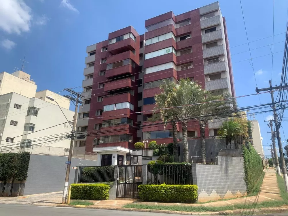 Apartamento à venda com 3 quartos, 228m² - Foto 2