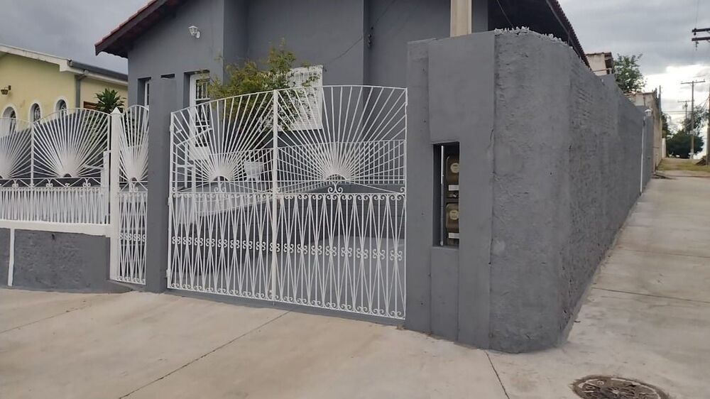 Casa à venda com 2 quartos, 105m² - Foto 1