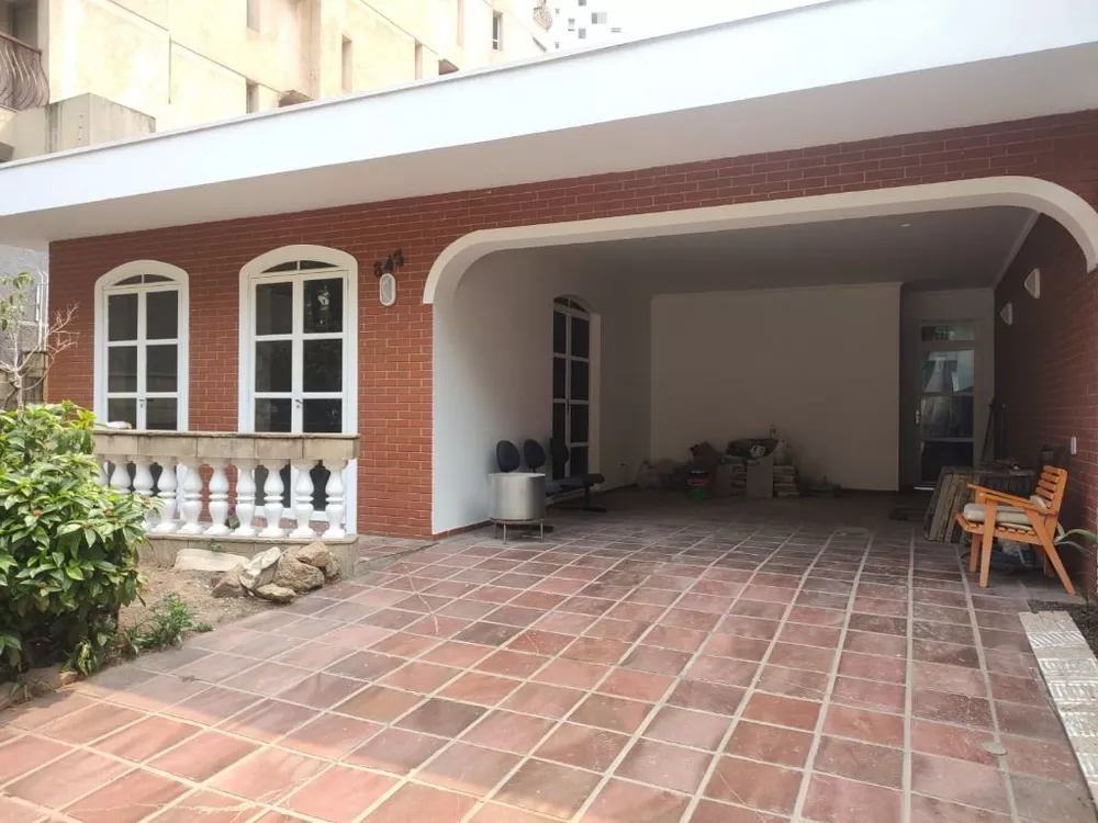 Casa para alugar com 3 quartos, 244m² - Foto 1