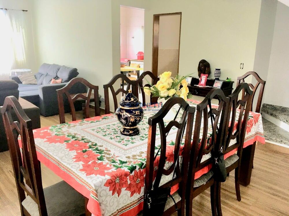 Casa à venda com 3 quartos, 314m² - Foto 1