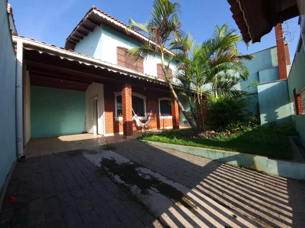 Casa à venda e aluguel com 5 quartos, 210m² - Foto 1