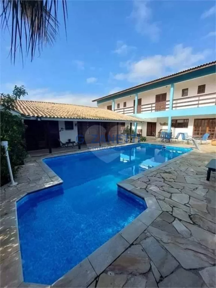 Casa à venda com 9 quartos, 200m² - Foto 4