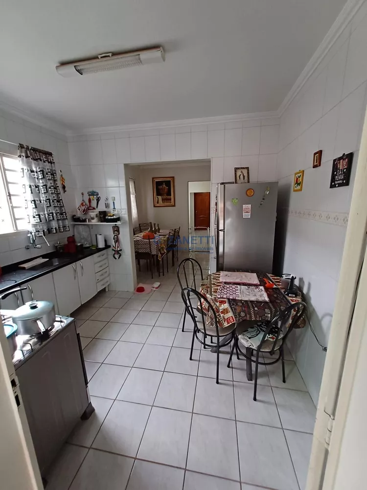 Casa à venda com 3 quartos, 201m² - Foto 1