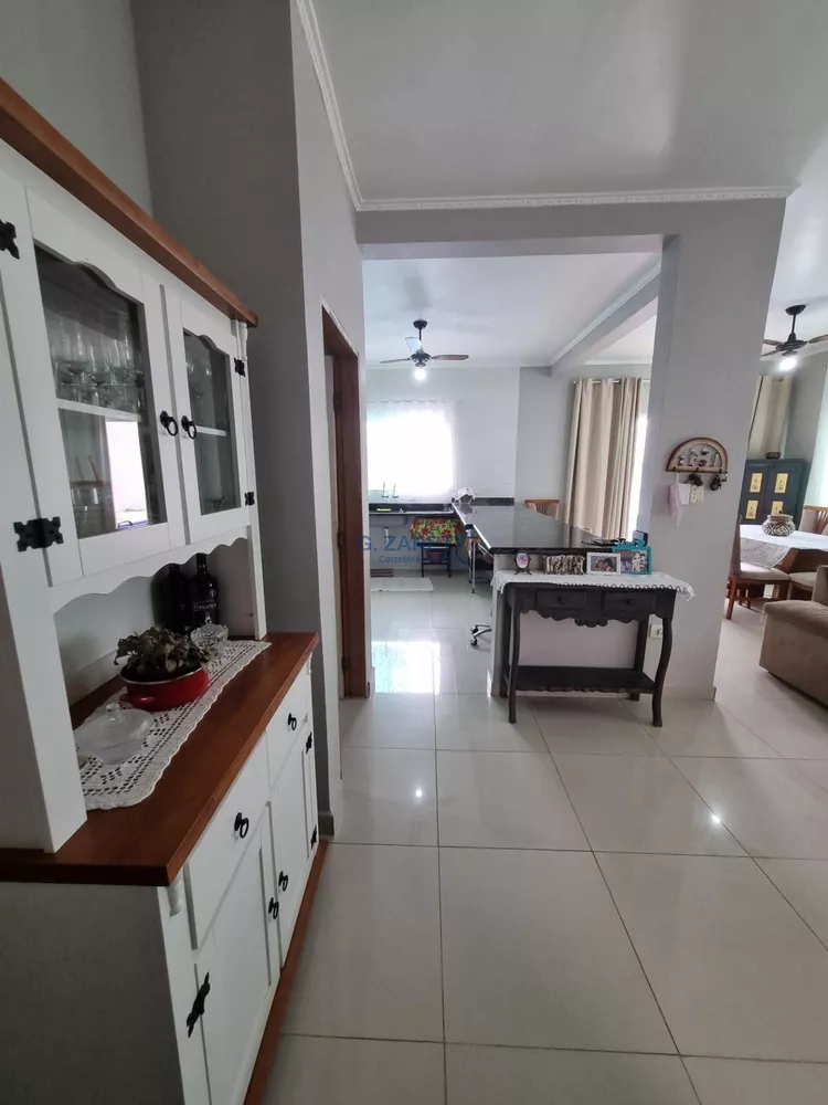 Casa à venda com 3 quartos, 250m² - Foto 2